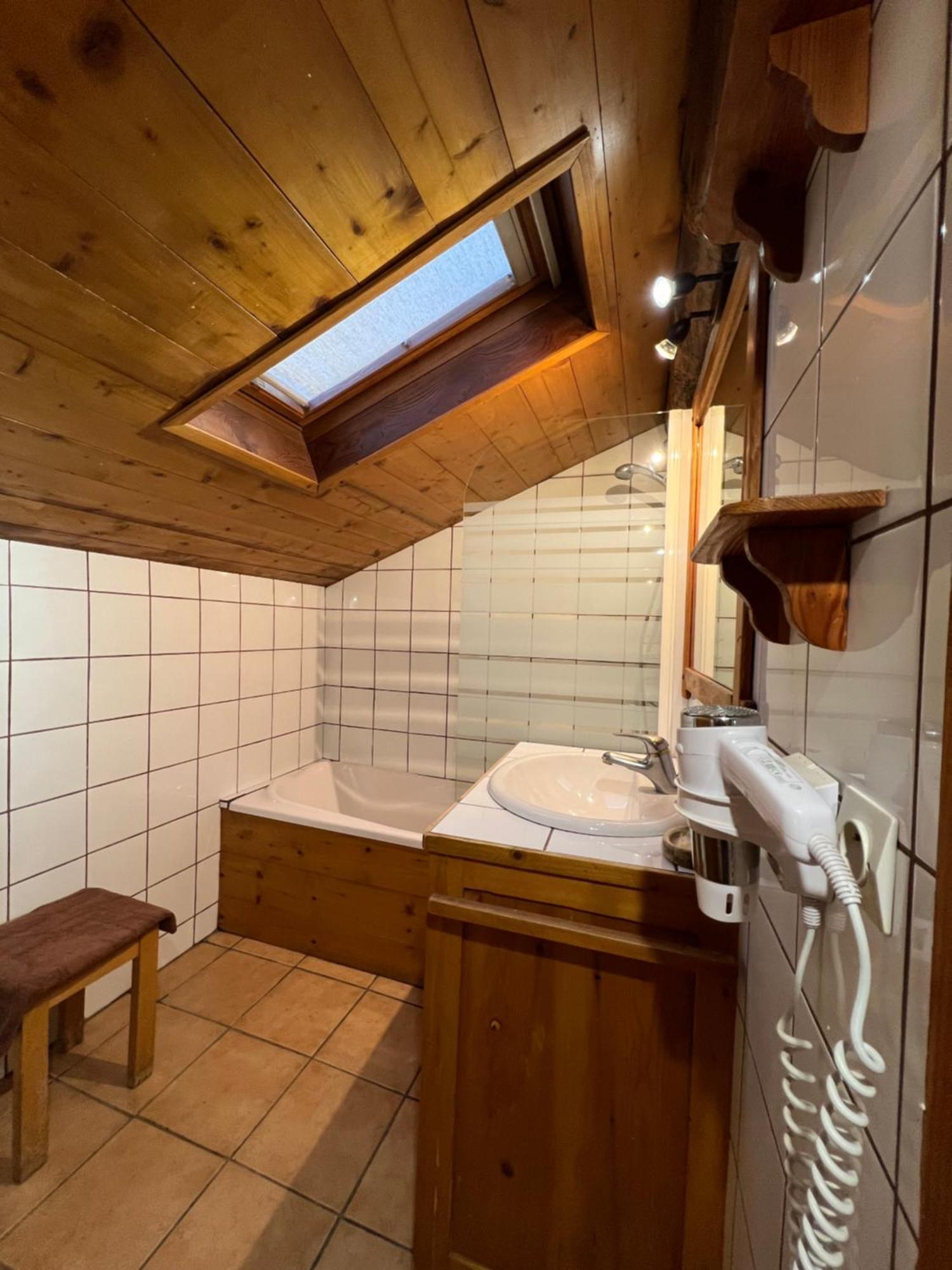 Appartement Cosy Pour 4 Personnes En Chalet De Pierres Saint-Martin-de-Belleville Luaran gambar